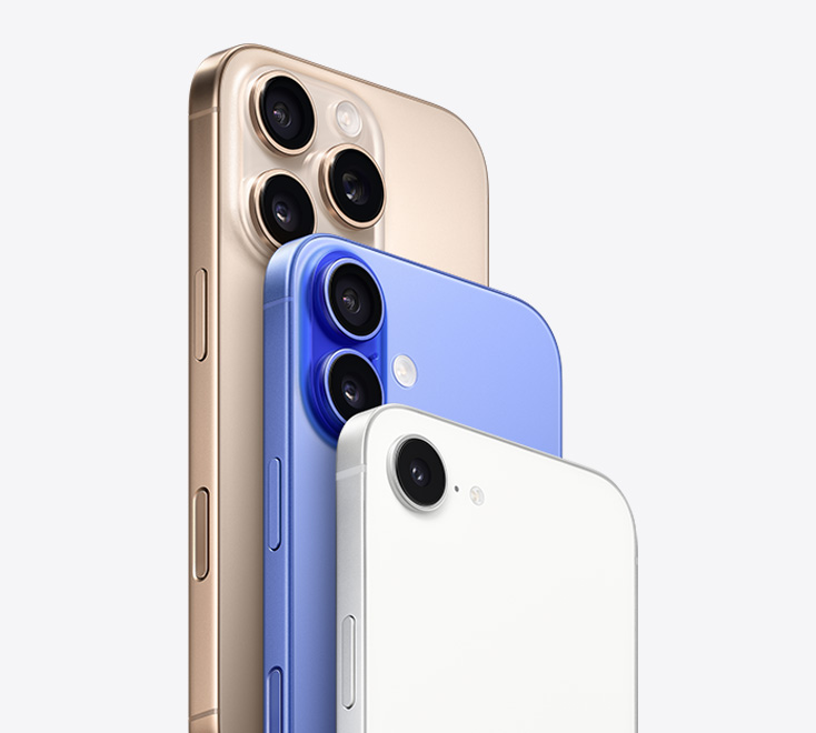 多款 iPhone 系列产品，其中沙漠色钛金属 iPhone 16 Pro 展示三摄镜头，群青色 iPhone 16 展示双摄系镜头，白色 iPhone 16e 展示单摄镜头。