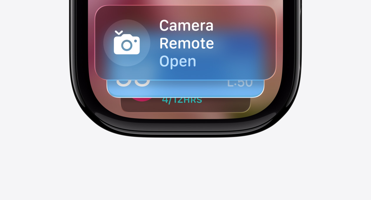 未搭配表带的亮黑色 Apple Watch，表盘显示智能叠放提示。